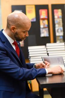 Jason Howell at his book signing at Barnes & Noble Tysons Corner in November 2019